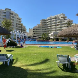 Estudio reformado con terraza en Benalbeach (copia)