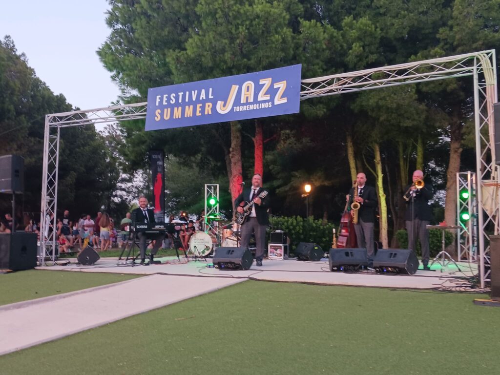 parque con una banda de jazz tocando instrumentos