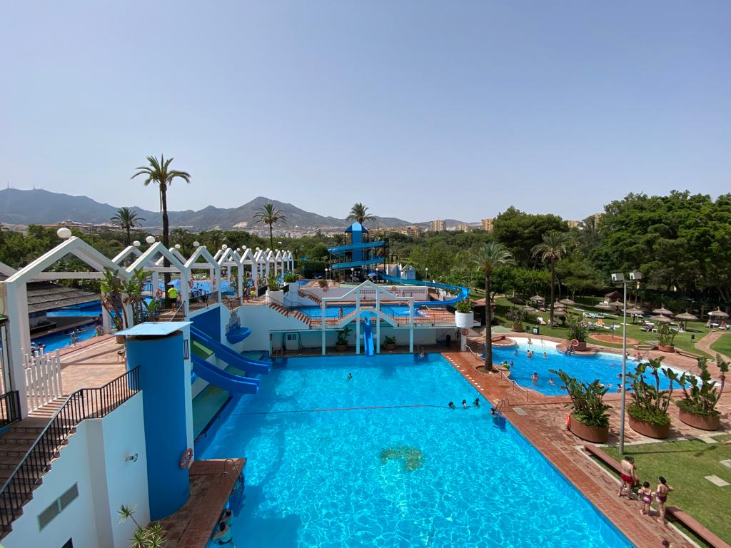 Una de las piscinas del complejo con parque acuático